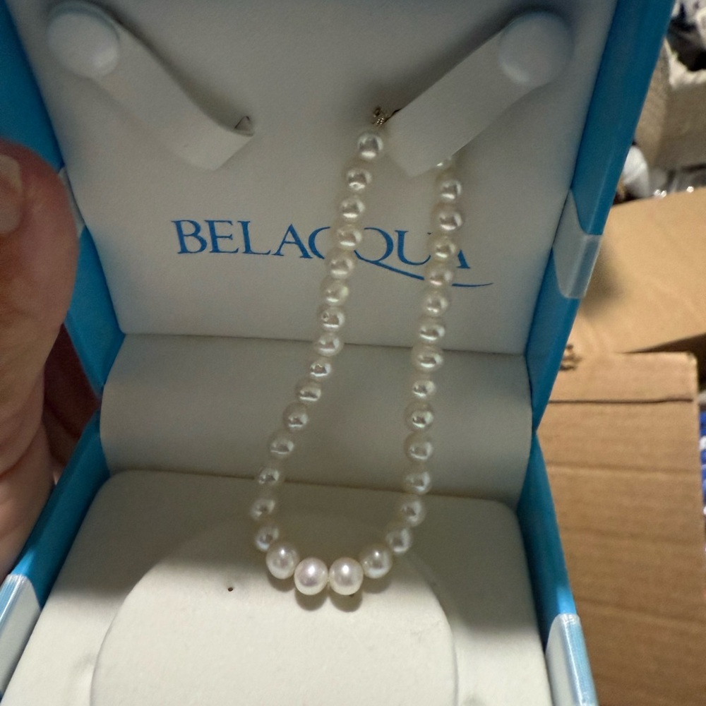 Elegant White Pearl Bracelet